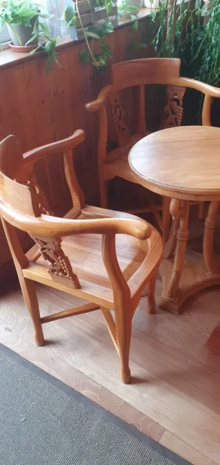 Mesa y 3 sillas diseño madera maciza