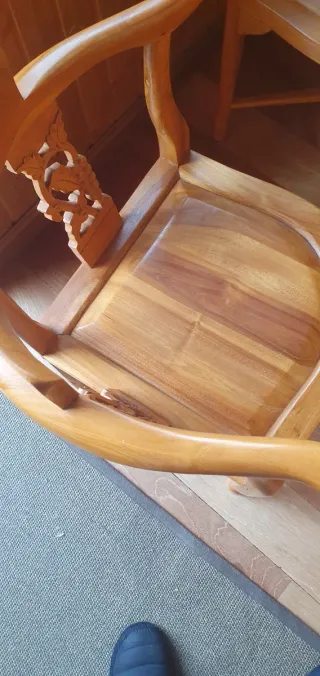 Mesa y 3 sillas diseño madera maciza