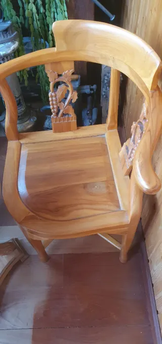 Mesa y 3 sillas diseño madera maciza