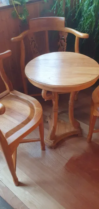 Mesa y 3 sillas diseño madera maciza