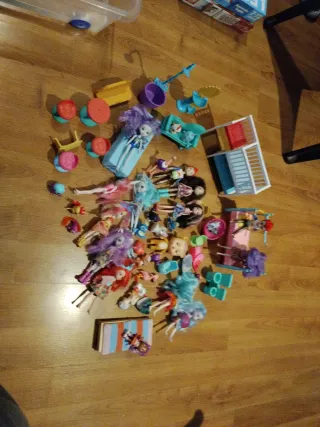 Lote Muñecas Enchantimals y Accesorios