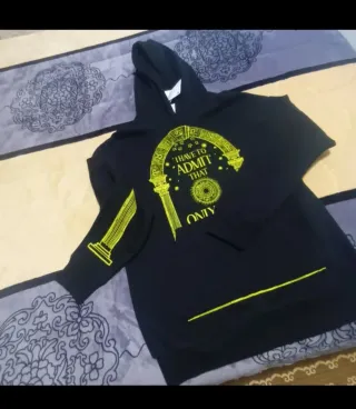 Sudadera Negra con Diseño Amarillo