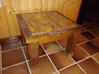 Mesa auxiliar de madera tallada y marmol