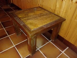 Mesa auxiliar de madera tallada y marmol