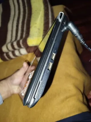 Netbook mini portátil Acer Aspire One KAV60 10,1"