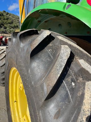 Tractor John Deere 6100 D con pala