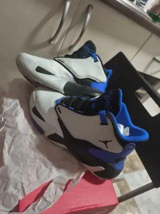 Tenis Jordan Azul y Blanco