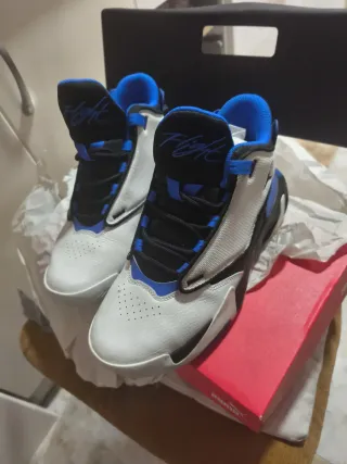 Tenis Jordan Azul y Blanco