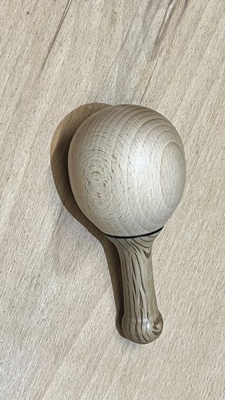 Sonajero de madera artesanal