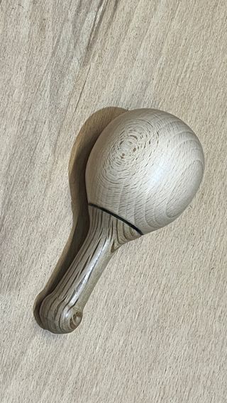 Sonajero de madera artesanal