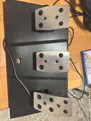 Volante, marchas y pedales Thrustmaster PS4