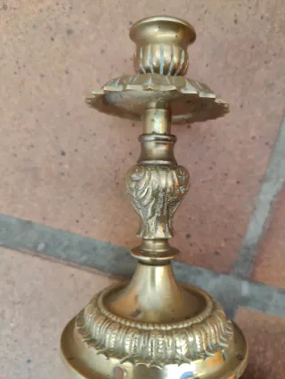 2 Candelabros de metal dorado (uno algo pintado)