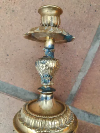 2 Candelabros de metal dorado (uno algo pintado)