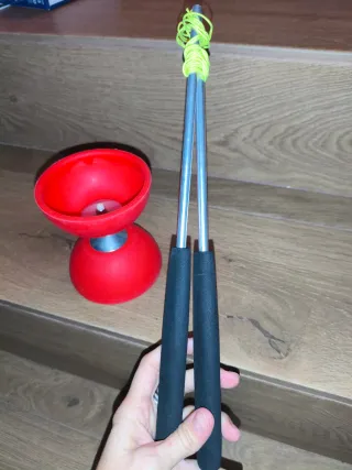 Diábolo rojo nuevo con bolsa