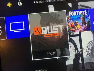 PS4 1TB con mando, cables y juego Rust
