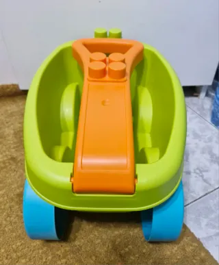 Carrito de juguete verde y naranja