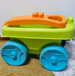 Carrito de juguete verde y naranja