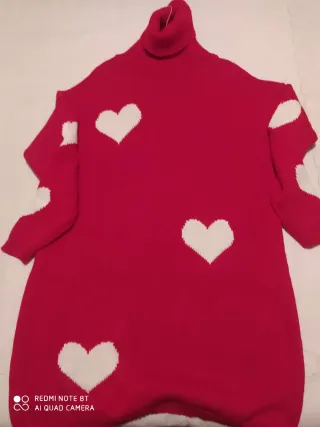 Vestido de punto rojo con corazones blancos
