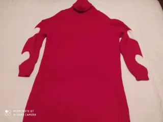 Vestido de punto rojo con corazones blancos