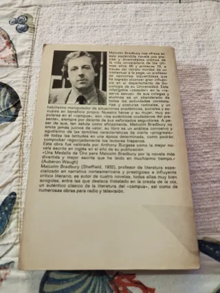 Instalado en la cresta de la ola