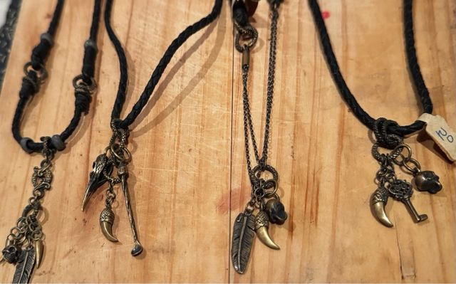 Collares Steampunk con dijes de calavera y pluma