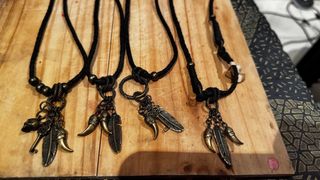 Collares Steampunk con dijes de calavera y pluma