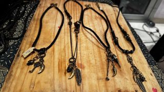 Collares Steampunk con dijes de calavera y pluma