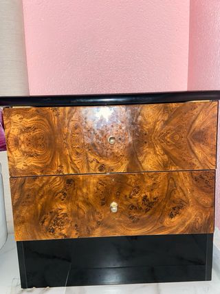 Cómoda de madera con 2 cajones 2x50€