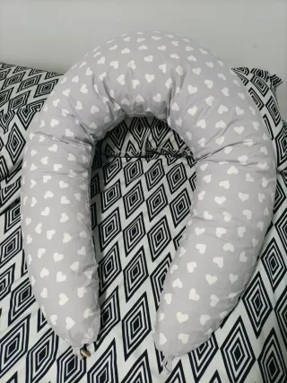 Cojín de lactancia gris con corazones y embarazo