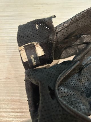Guantes de cuero perforado