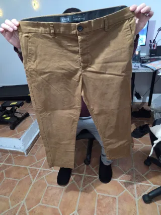 Pantalón Chino Slim Marrón.