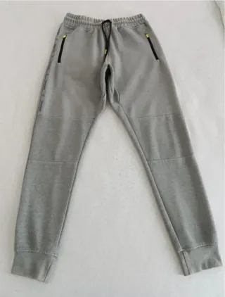 Pantalón chándal gris con bolsillos