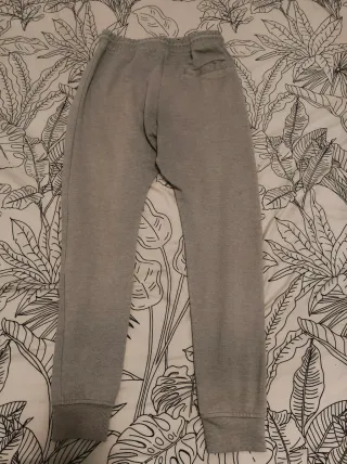 Pantalón chándal gris con bolsillos