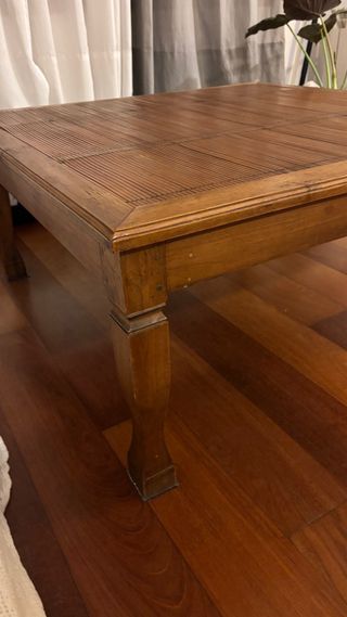 Mesa de centro colonial de madera y bambú