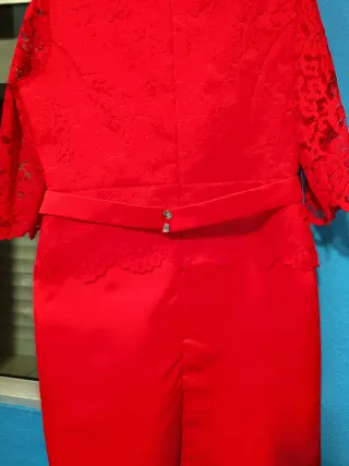 Vestido rojo elegante con encaje .