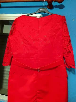 Vestido rojo elegante con encaje .