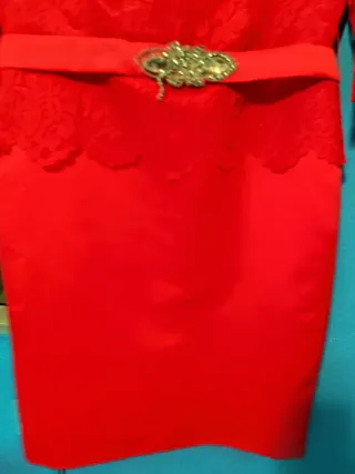 Vestido rojo elegante con encaje .