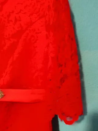 Vestido rojo elegante con encaje .