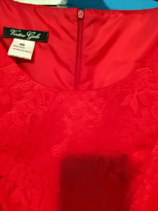 Vestido rojo elegante con encaje .