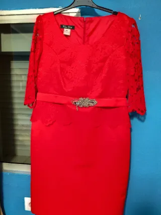 Vestido rojo elegante con encaje .