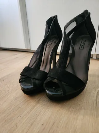 Zapatos de tacón negros con malla
