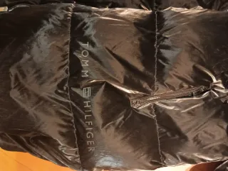 Cazadora Tommy Hilfiger Negra con efecto brillante