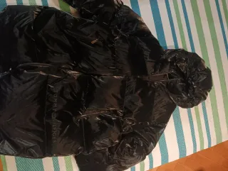 Cazadora Tommy Hilfiger Negra con efecto brillante