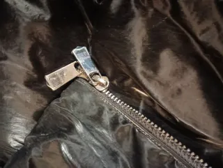 Cazadora Tommy Hilfiger Negra con efecto brillante