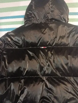 Cazadora Tommy Hilfiger Negra con efecto brillante