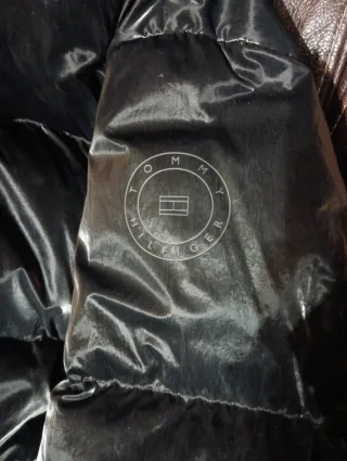 Cazadora Tommy Hilfiger Negra con efecto brillante