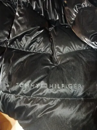 Cazadora Tommy Hilfiger Negra con efecto brillante