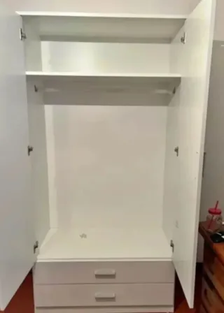 Armario blanco de madera