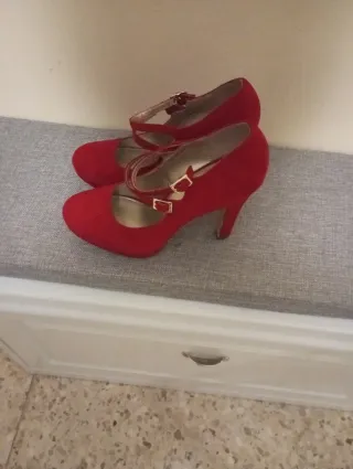 Zapatos de tacón rojos para mujer