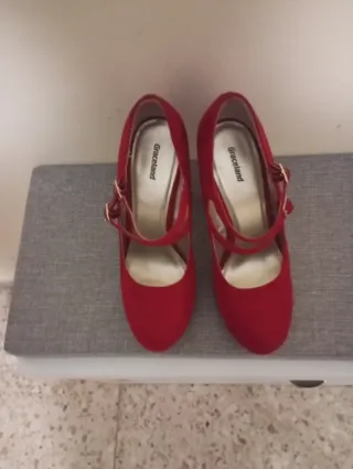 Zapatos de tacón rojos para mujer